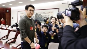 靳东回应“真假靳东”：观众被AI换脸骗得很惨，希望建立更好规则 | 两会·最希望-uusu优素-乐高,模型,3d打印,编程