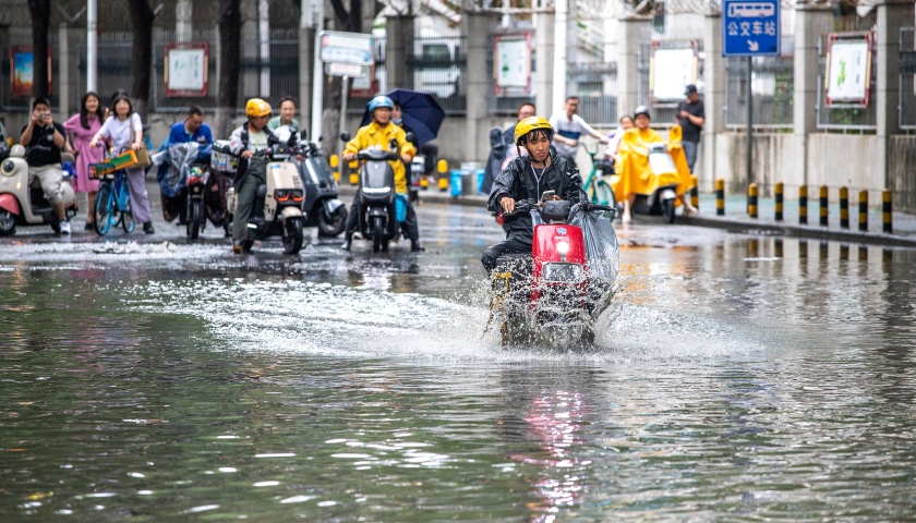 武汉迎战强降雨发出首个暴雨临灾警报，武大校门被淹一米深-uusu优素-乐高,模型,3d打印,编程