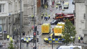 英国汽车冲撞人群致27伤，当时球迷正庆祝利物浦英超夺冠-uusu优素-乐高,模型,3d打印,编程