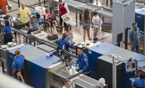 美国机场安检取消“脱鞋”强制检查，该规定源于2001年“鞋子炸弹客”事件-uusu优素-乐高,模型,3d打印,编程