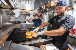 特朗普关税政策重创美国多个行业，美消费者正付出沉重代价-uusu优素-乐高,模型,3d打印,编程