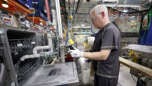 美国国会委员会报告：特朗普关税使制造业流失3.7万个工作岗位-uusu优素-乐高,模型,3d打印,编程