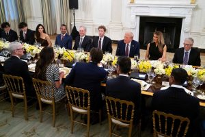 特朗普在白宫宴请科技大佬，重申将征收“相当可观的”芯片关税-uusu优素-乐高,模型,3d打印,编程