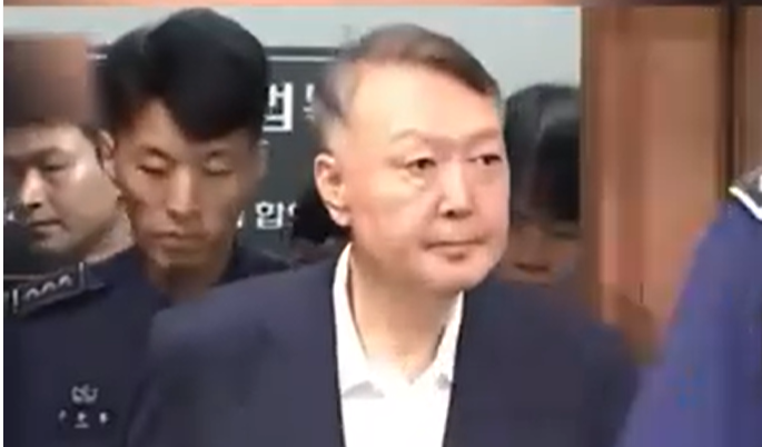 图片[2]-时隔两个多月再次出席庭审，64岁尹锡悦比上次露脸更显苍老-uusu优素-乐高,模型,3d打印,编程