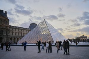 7名嫌犯均来自社会底层，法国官方承认长期低估卢浮宫失窃风险-uusu优素-乐高,模型,3d打印,编程